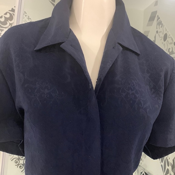 Like new🌸VTG 90’ Beautiful buttons down blouse in navy blue jacquard - Picture 5 of 11